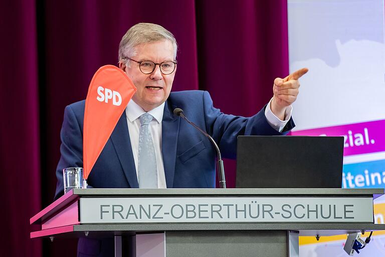 Volkmar Halbleib, Vorsitzender der SPD Würzburg-Land, beim Neujahrsempfang der SPD am Samstag: 'Bei einem Fingerzeig auf andere, zeigen drei Finger auf einen selbst zurück.' Volkmar Halbleib, Vorsitzender der SPD Würzburg-Land, beim Neujahrsempfang der SPD am Samstag: 'Bei einem Fingerzeig auf andere, zeigen drei Finger auf einen selbst zurück.' 
