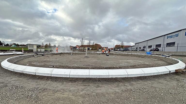 Die neue Kreisverkehrsanlage am Ortseingang von Großbardorf geht ihrer Vollendung entgegen. Hier der Blick aus Richtung Kleinbardorf. Dort wird dann später das Wappen der Gemeinde Großbardorf zu sehen sein. Die neue Kreisverkehrsanlage am Ortseingang von Großbardorf geht ihrer Vollendung entgegen. Hier der Blick aus Richtung Kleinbardorf. Dort wird dann später das Wappen der Gemeinde Großbardorf zu sehen sein.