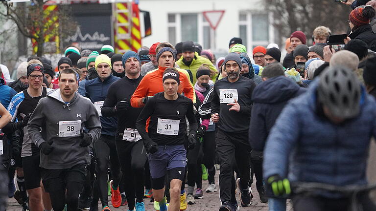 Streckenrekord beim Fuschter Silvesterlauf - Schnell nach dem Start beim Fuschter Silvesterlaufs sollte sich der spätere Sieger Felix Hockgeiger (Nr. 38) von der Konkurrenz absetzen. Zweiter wurde der Oberbayer Florian Pasztor (Nr. 31). Streckenrekord beim Fuschter Silvesterlauf - Schnell nach dem Start beim Fuschter Silvesterlaufs sollte sich der spätere Sieger Felix Hockgeiger (Nr. 38) von der Konkurrenz absetzen. Zweiter wurde der Oberbayer Florian Pasztor (Nr. 31).