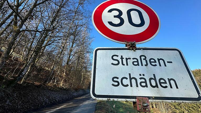 Sanierungsbedürftige Kreisstraßen kosten den Landkreis viel Geld. Sanierungsbedürftige Kreisstraßen kosten den Landkreis viel Geld.