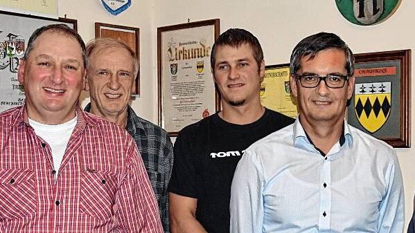 Bürgermeister Koser (rechts) vereidigte am Mittwoch fünf neue Feldgeschworene für die Gemarkungen Steinfeld und Waldzell (von links): Walter Herrmann, Matthias Möhler, Stefan Öhring, Johannes Scheiner und Theobald Herrmann. Bürgermeister Koser (rechts) vereidigte am Mittwoch fünf neue Feldgeschworene für die Gemarkungen Steinfeld und Waldzell (von links): Walter Herrmann, Matthias Möhler, Stefan Öhring, Johannes Scheiner und Theobald Herrmann.