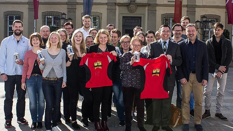 Sammeln ab Montag Schritte: Die Teilnehmer der Stadt Würzburg, hier bei der Kick-Off-Veranstaltung mit (vorne) Bürgermeisterin Marion Schäfer-Blake und Personalreferent Robert Scheller. Sammeln ab Montag Schritte: Die Teilnehmer der Stadt Würzburg, hier bei der Kick-Off-Veranstaltung mit (vorne) Bürgermeisterin Marion Schäfer-Blake und Personalreferent Robert Scheller.