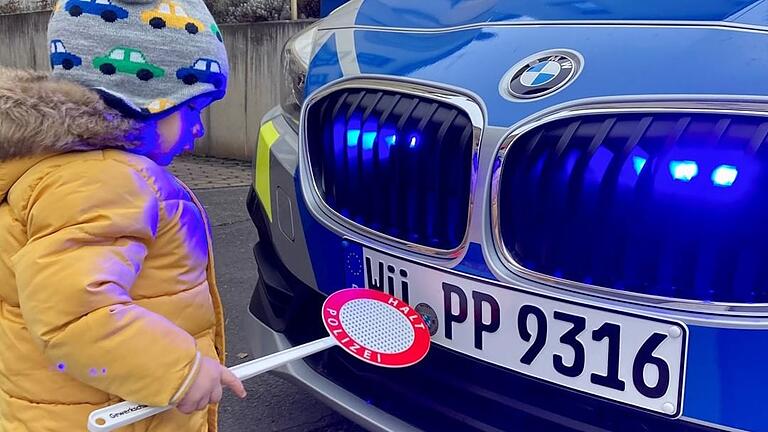Der kleine André ist laut seinem Papa komplett verrückt nach den Streifenwagen der Würzburger Polizei. Der kleine André ist laut seinem Papa komplett verrückt nach den Streifenwagen der Würzburger Polizei.
