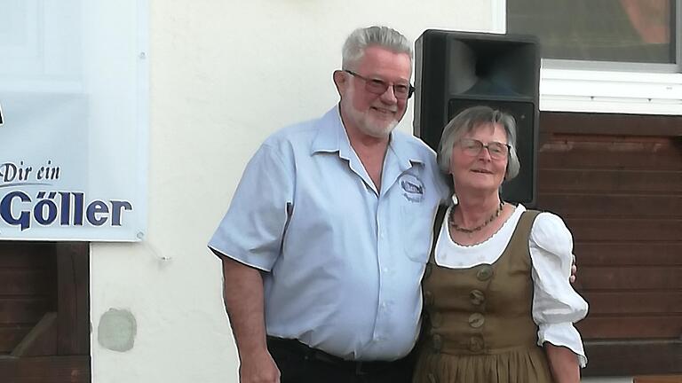 Als gute Seele des Hauses wurde Loretta Kraus ebenfalls ein Präsent in Form einer Filztasche mit Inhalt überreicht, vom 1. Vorsitzenden Dieter Jäger. Als gute Seele des Hauses wurde Loretta Kraus ebenfalls ein Präsent in Form einer Filztasche mit Inhalt überreicht, vom 1. Vorsitzenden Dieter Jäger.