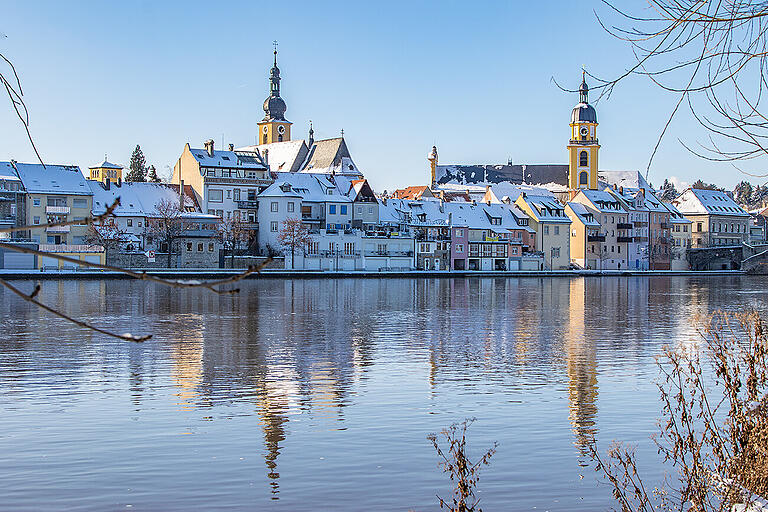 Im Februar 2021 konnten Einheimische und Touristen Kitzingen vom Main aus in weißer Pracht bestaunen.