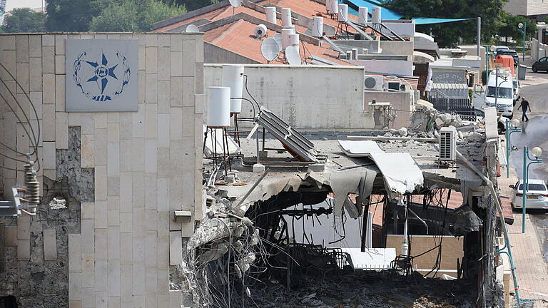 Hamas-Großangriff auf Israel - Sderot.jpeg       -  Zerstörte Gebäude nach Raketnangriffen: Die israelische Armee teilte am Sonntag mit, seit den Morgenstunden hätten in Ortschaften in der Nähe des Palästinensergebiets immer wieder die Warnsirenen geheult.