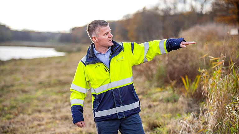 Talsperrenbeauftragter Andreas Kirchner vom Wasserwirtschaftsamt Bad Kissingen zeigt, wie weit die Vegetation vor dem Aufstauen des Ellertshäuser Sees beseitig werden muss. Talsperrenbeauftragter Andreas Kirchner vom Wasserwirtschaftsamt Bad Kissingen zeigt, wie weit die Vegetation vor dem Aufstauen des Ellertshäuser Sees beseitig werden muss.