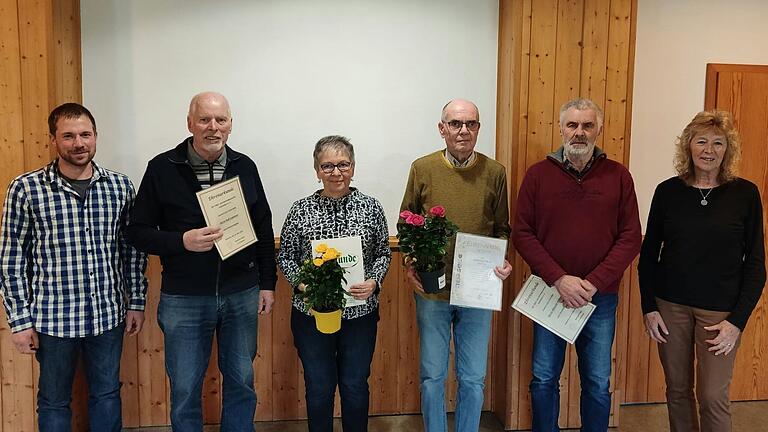 Ehrungen beim OGV Hofstetten (von links): 2. Vorsitzender Julian Röder, Ehrenmitglied Rolf Loetzner, Silberkandidatin Sigrid Grob, Goldkandidat Hermann Grob, Ehrenmitglied Albrecht Höfling, 1. Vorsitzende Marianne Kluger.