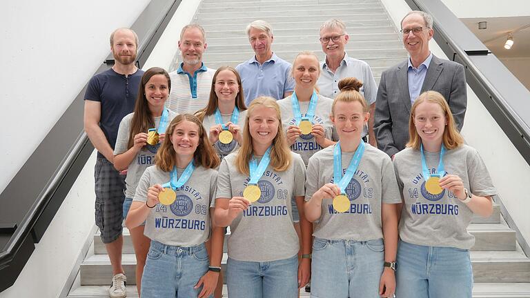 Uni-Präsident Paul Pauli und Uni-Kanzler Uwe Klug (hinten, von rechts) gratulierten dem erfolgreichen Frauen-Fußball-Team samt Betreuerstab.