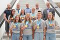 Uni-Präsident Paul Pauli und Uni-Kanzler Uwe Klug (hinten, von rechts) gratulierten dem erfolgreichen Frauen-Fußball-Team samt Betreuerstab.