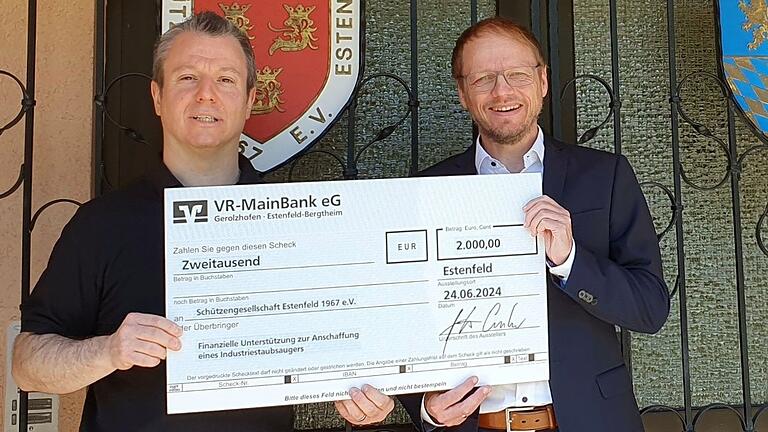 Verwaltungsvorstand Michael Schäfer (links) übernahm den symbolischen Scheck von Holger Korzynietz von der VR-MainBank .