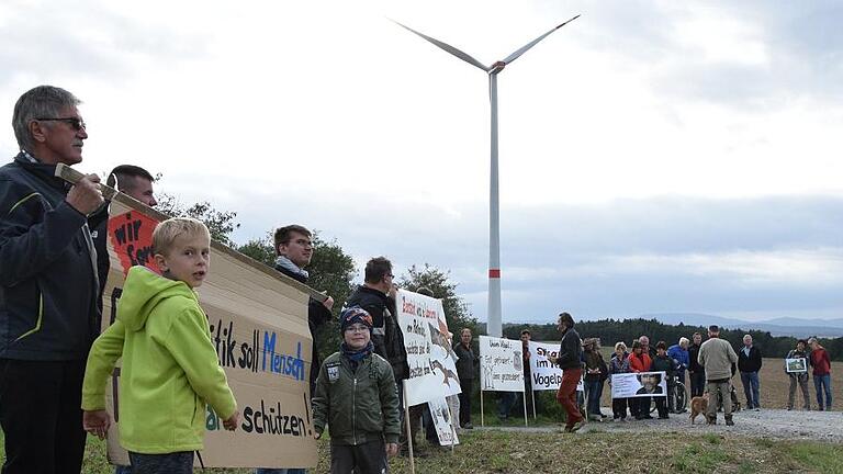 Mit Demonstrationen, wie hier bei der Eröffnung des Windparks Streu und Saale, machen die Kreisgruppe des Vereins für Landschaftspflege und Artenschutz und der Verein zum Schutz der Umwelt und des Kulturerbes in Rhön-Grabfeld auf sich aufmerksam.