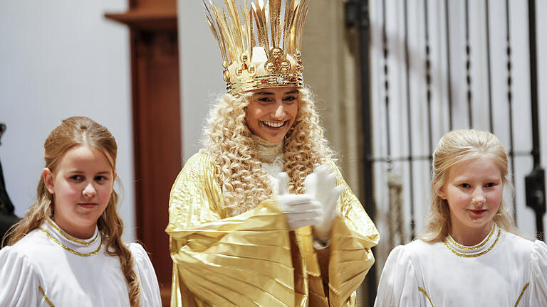 Am Weihnachtsmarkt in Schweinfurt 2019. Highlight des heutigen Tages ist der Besuch des Nürnberger Christkinds Benigna Munsi.