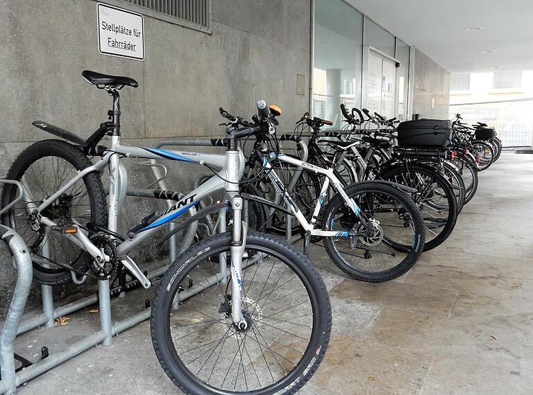 Der überdachte Fahrradstellplatz am Kassengebäude hinter dem Rathaus. Der überdachte Fahrradstellplatz am Kassengebäude hinter dem Rathaus.