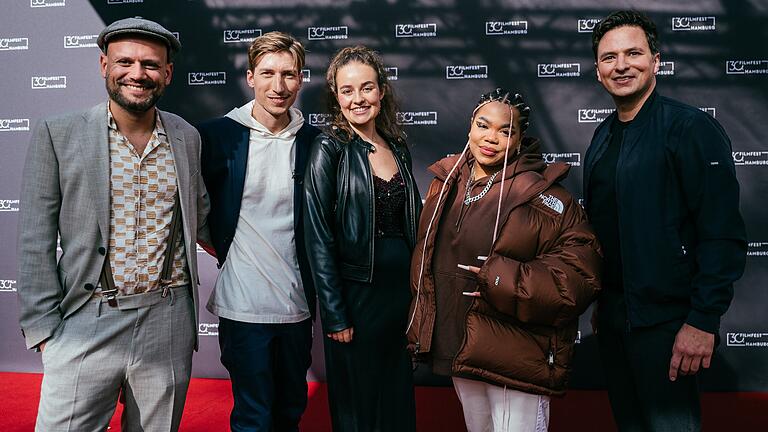 Bei der Premiere von 'The Social Experiment': Kai Steinmetz (links) mit seinen Kollegen Pascal Schröder und&nbsp;Andreas Schlieter (rechts) sowie&nbsp;Kollegin Raffaela Kraus (Mitte) und Sängerin&nbsp;Zoe Wees.