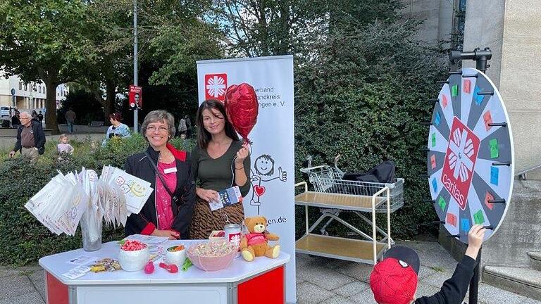 Auf dem Bild sind am Caritias-Stand vor der Herz-Jesu Stadtpfarrkirche (von links) Theresia Schodorf-Friedrich und Nathalie Flügel beim Kinderstadtmarkt am vergangenen Sonntag.       -  Auf dem Bild sind am Caritias-Stand vor der Herz-Jesu Stadtpfarrkirche (von links) Theresia Schodorf-Friedrich und Nathalie Flügel beim Kinderstadtmarkt am vergangenen Sonntag.