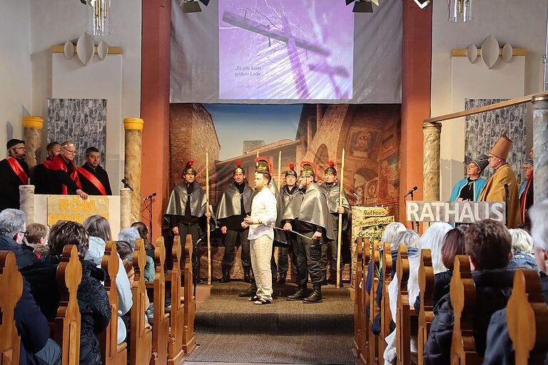 In und um die St.-Laurentius-Kirche veranstaltete das Familiengottesdienst-Team / Gemeindeteam der Pfarreiengemeinschaft Leinach am Palmsonntag erstmals mit der Leinacher Passion eine zeitgemäße Version der Leidensgeschichte Jesu. Die Resonanz und die Begeisterung waren überwältigend.