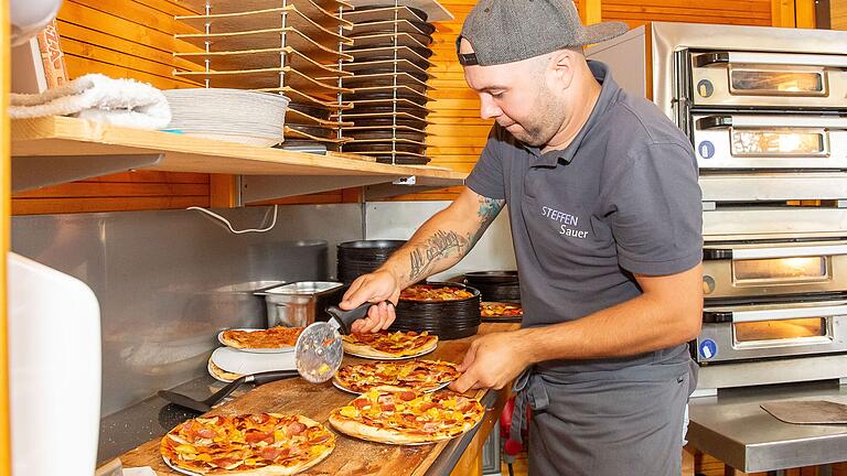 Steffen Sauer als Pizzabäcker: Eine Stunde vor Beginn der Aufführung herrscht Hochbetrieb am Pizzastand.