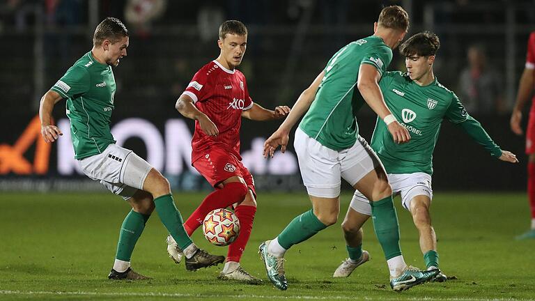 Maximilian Zaiser (Zweiter von links) von den Würzburger Kickers läuft sich gegen (von links) Devin Angleberger, Kevin Frisorger und Lauris Bausenwein vom FC 05 Schweinfurt fest.