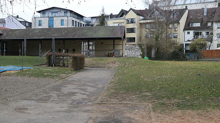 Auf dem Gelände der Kita Kolpingstraße wurde das alte Schwesternwohnheim schon abgebrochen, um Platz für einen Neubau zu machen. Auf dem Gelände der Kita Kolpingstraße wurde das alte Schwesternwohnheim schon abgebrochen, um Platz für einen Neubau zu machen.