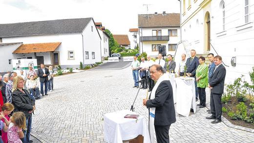 Religiöser Akt: Pfarrer Gerd Greier erbat den Segen Gottes für den Platz und die Menschen, die hier zusammenkommen.