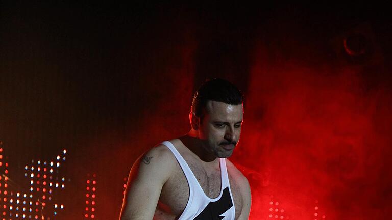 Queen-Mania       -  Tolle Show: Queen Forever, performed by Queen-Mania, begeisterte das Publikum in der Oskar-Herbig-Halle.