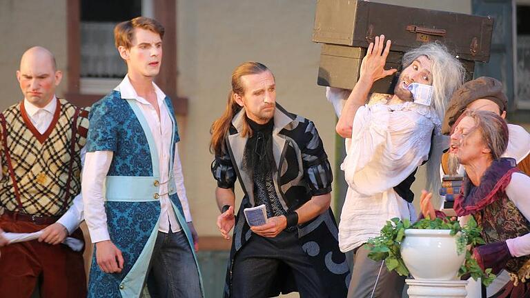 Der Widerspenstigen Zähmung: Mit unbändiger Spielfreude sorgte die Badische Landesbühne dank Shakespeares Steilvorlage für herrliches Komödientheater im Schlosshof in Tauberbischofsheim.