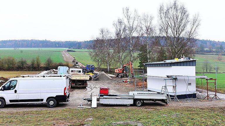 Intensiv wird in Willmars zurzeit an der Anschlussstelle der Wasserleitung nach Völkershausen gearbeitet. Die Trasse führt den Lappberg hinauf. Rechts in dem würfelartigen Gebäude befindet sich die Pumpstation.