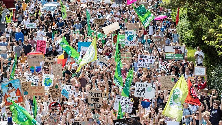 Großdemo       -  Nach Schätzungen der Polizei gingen in Aachen 10.000 bis 20.000 Demonstranten auf die Straße.