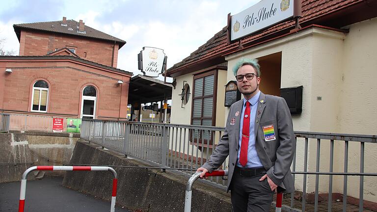 Gleich zwei Brennpunkte in einem Bild. Die Unterführung missfällt auch anderen Kandidaten, für die Wiedereröffnung der Pils-Stube macht nur Havla sich stark.