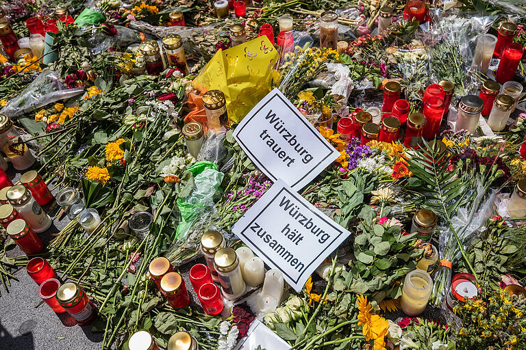 Blick aufs das Blumenmeer am Barbarossaplatz Ende Juni 2021. Hier können auch zum Jahrestag an diesem 25. Juni Blumen zum Gedenken an die Opfer der Würzburger Messerattacke abgelegt werden. Der Haupteingang des Kaufhaus Woolworth bleibt an diesem Tag geschlossen.&nbsp;&nbsp;