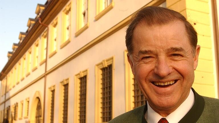 Heinrich Seufert (Archivbild) vor seinem Lebenswerk, dem Iphöfer Hotel Zehntkeller. Jetzt ist der Hotelier, Winzer und Gastronom mit 85 Jahren gestorben. Heinrich Seufert (Archivbild) vor seinem Lebenswerk, dem Iphöfer Hotel Zehntkeller. Jetzt ist der Hotelier, Winzer und Gastronom mit 85 Jahren gestorben.