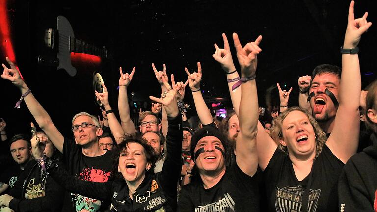 Hoch die 'Pommesgabel': Über 1000 Fans feiern beim 11. Metal Franconia Festival in der Geiselwinder Music Hall eine Metal-Party.