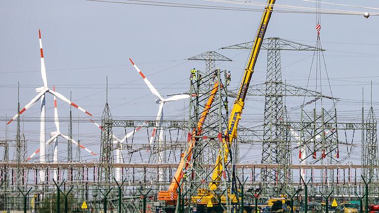 Bauarbeiten am Stromnetz       -  Der Ausbau der Stromnetze sorgt für Belastungen. (Archivbild)