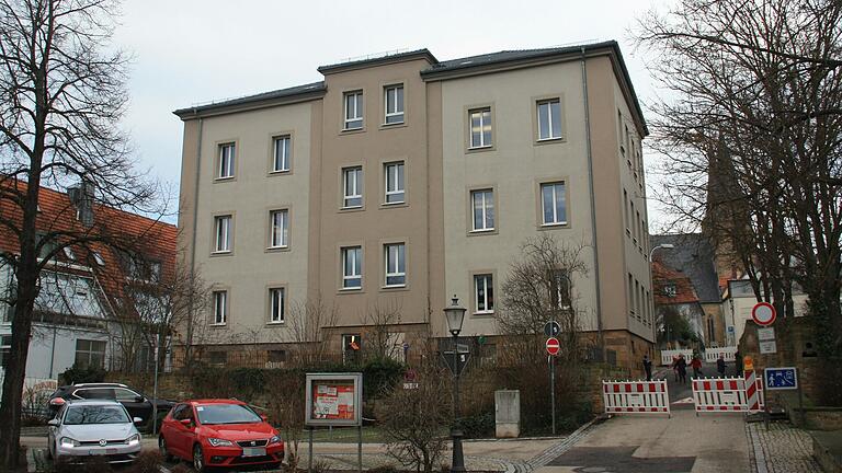 Eine der im Raum stehenden Varianten zur Zukunft der Grundschule in Gerolzhofen sieht vor, das Schulhaus in der Grabenstraße (Bild) vorerst weiterzubetreiben, eventuell sogar zu erweitern. Eine der im Raum stehenden Varianten zur Zukunft der Grundschule in Gerolzhofen sieht vor, das Schulhaus in der Grabenstraße (Bild) vorerst weiterzubetreiben, eventuell sogar zu erweitern.