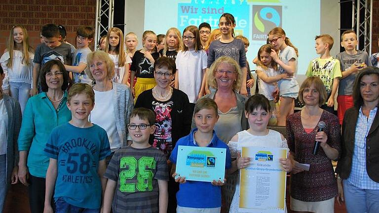 Schulamtsdirektorin Claudia Vollmar (rechts) überreicht die Fairtrade-Urkunde an Schulleiterin Beate Weigand (Dritte von rechts) und Lehrerin Annette Schuhmann (Zweite von rechts).