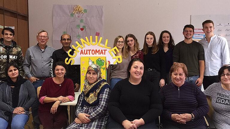 Gemeinsam lernen, gemeinsam lachen: Schüler des Martin-Pollich-Gymnasiums (hinten, von rechts) lernen im P-Seminar &bdquo;Flüchtlinge im Altlandkreis Mellrichstadt&ldquo; mit Asylsuchenden, die einen Integrationskurs unter dem Dach der Volkshochschule besuchen. Über die Unterstützung freuen sich auch Kursleiterin Ligia Maia-Berndt (vorne, Zweite von links) und Vhs-Leiter Klaus Schemmerling (hinten, Zweiter von links).