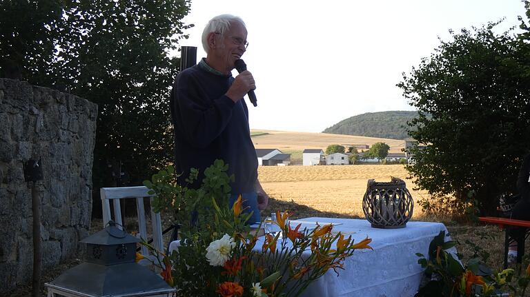 Liebevoll geschmückter Stammplatz im heimeligen Ambiente: Rudolf Mauder begrüßte sein Publikum am Galgenturm. Liebevoll geschmückter Stammplatz im heimeligen Ambiente: Rudolf Mauder begrüßte sein Publikum am Galgenturm.
