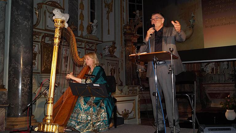 Harfenkonzert im Kloster Triefenstein:&nbsp;Regina Ederveen und der Liedermacher, Texter und Erzähler Christoph Zehendner stellten das Leben von König David musikalisch dar.