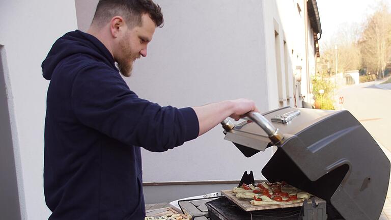 Michael Werb hat im Rahmen eines Grill-Kurses beim früheren Deutschen Meister Peter Zeitler die Vorzüge des Gasgrills kennengelernt.