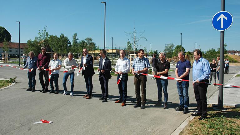 Bei der offiziellen Einweihung (von links): 3. Bürgermeister Georg Kuhn, Ralph Schäffner (Büro arc.grün), Sebastian Güth (arc.grün), Stefan Schirm (Techn. Bauamt Giebelstadt), Bürgermeister Helmut Krämer, Alexander Zeller (Regierung von Unterfranken), Tobias Schneider (Ing.-Büro ARZ), Bernhard Stolz (Firma Gebrüder Stolz), Conrad-Michael Hummel (Konrad Bau), Rüdiger Moritz (Ing.-Büro ARZ), 2. Bürgermeister Hermann Eidel.