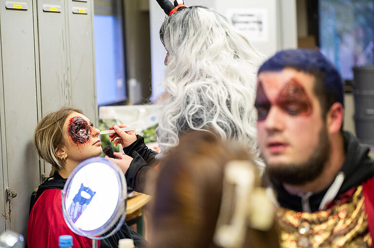 So werden Horrorclowns gemacht: Die Erschrecker und Erschreckerinnen des Freizeitlands beim Schminken.