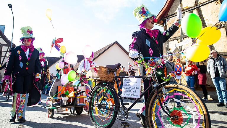 Beim Faschingsumzug in Wargolshausen feiern Groß und Klein ein buntes Fest mit vielen Umzugswagen, Bratwurst und Getränken und den unterschiedlichsten Kostümen.