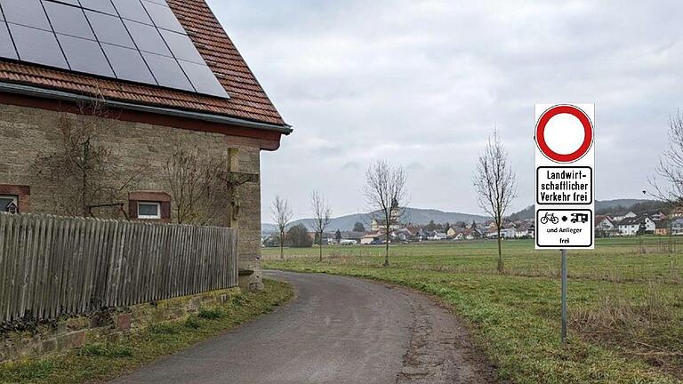 Die Westheimer Straße in Langendorf darf künftig in beide Richtungen nur noch mit 30 Stundenkilometern befahren werden. Entsprechende Verkehrszeichen will die Gemeinde in Kürze errichten.       -  Die Westheimer Straße in Langendorf darf künftig in beide Richtungen nur noch mit 30 Stundenkilometern befahren werden. Entsprechende Verkehrszeichen will die Gemeinde in Kürze errichten.