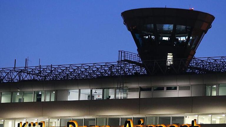 Der Flughafen Köln-Bonn. Allein im vergangenen Jahr hat die Zweiteilung der Regierung mehr als acht Millionen Euro gekostet. Foto: Oliver Berg       -  Am Flughafen Köln/Bonn wurden am Freitag mehrere Menschen verletzt.