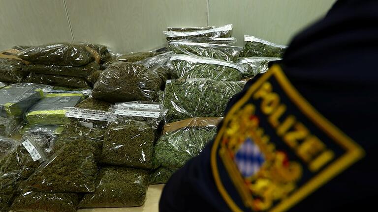 Neu-Ulm - PK bei der Neu-Ulmer Kriminalpolizei -.jpeg       -  Die Polizei präsentierte in der Vergangenheit einen größeren Drogenfund: Cannabis finden die Beamten in Augsburg am häufigsten.