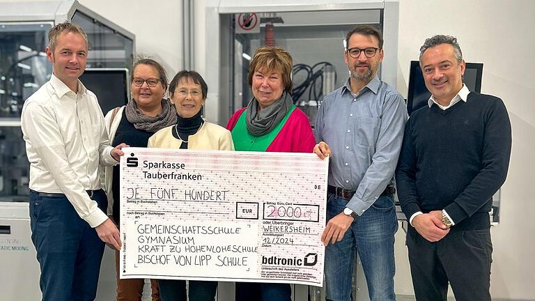 btronic überreicht Weihnachtsspende an vier Schulen in Weikersheim (von links):&nbsp; Andreas Olkus (bdtronic), Ulrike Nacken (Bischof-von-Lipp-Schule), Martina Kuhn (Kraft-zu-Hohenloheschule), Christiane Ballas-Mahler (Gymnasium), Peter Pflüger (GMS), Ömer Öztürk (bdtronic).