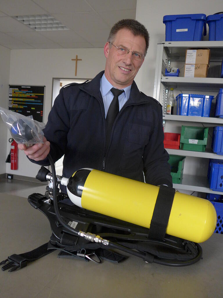 Um alle Synergien voll ausschöpfen zu können, will Reitzenstein, dass künftig bei der Atemschutztechnik (AT) nur noch ein Modell verwendet wird, das mittels Ausschreibung alle relevanten Kriterien erfüllt. Um alle Synergien voll ausschöpfen zu können, will Reitzenstein, dass künftig bei der Atemschutztechnik (AT) nur noch ein Modell verwendet wird, das mittels Ausschreibung alle relevanten Kriterien erfüllt. 