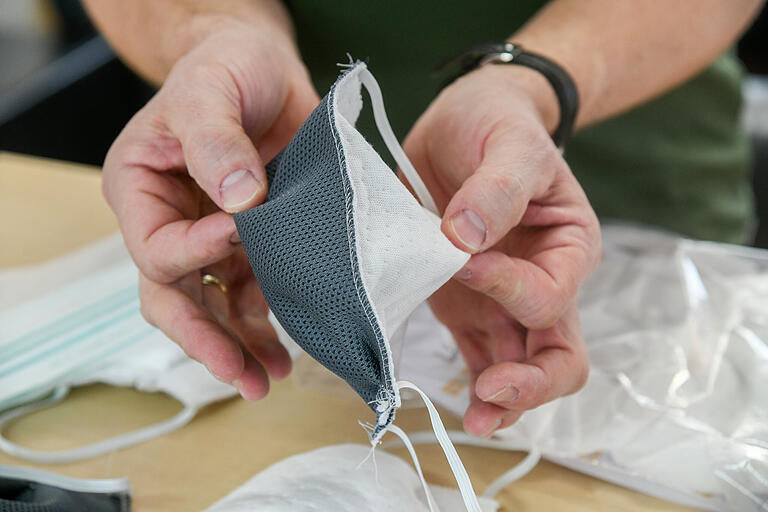 Die verwendeten Materialien hat er durch die Polsterei weitgehend vorrätig und verkauft diese Masken zum Selbstkostenpreis. Die verwendeten Materialien hat er durch die Polsterei weitgehend vorrätig und verkauft diese Masken zum Selbstkostenpreis.