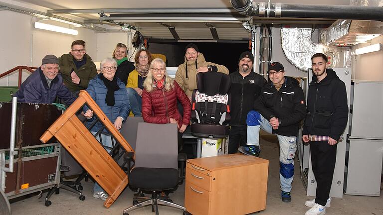 Viele Helfer unterstützen die Initiative 'Helmstadt fürs Ahrtal – helft uns helfen'.&nbsp; Die Stammgruppe koordiniert die Einsatzfahrten und sammelt Spenden (von links): Reinhard Gabel, Luis Bauer, Evelyn Kemmer, Tanja Lober, Kerstin Bauer, Carmen Lieblein, Michael Arnold, Gerald Wiegand, Elmar Bauer und Richard Bauer.